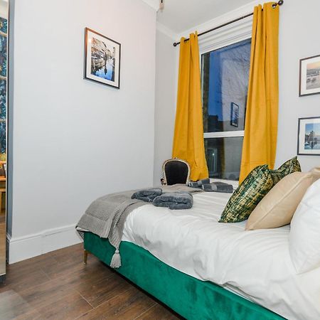 Cosy 1 Bedroom Home For Small Families 런던 외부 사진