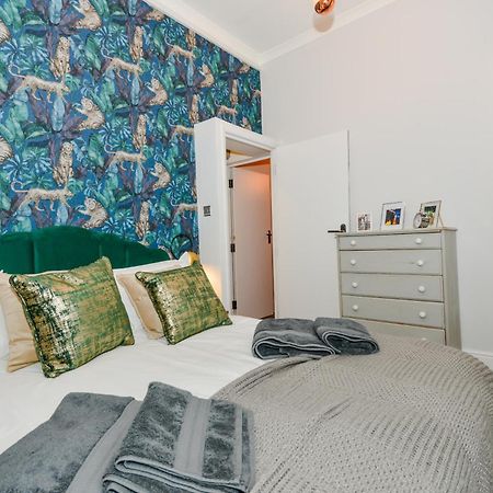 Cosy 1 Bedroom Home For Small Families 런던 외부 사진