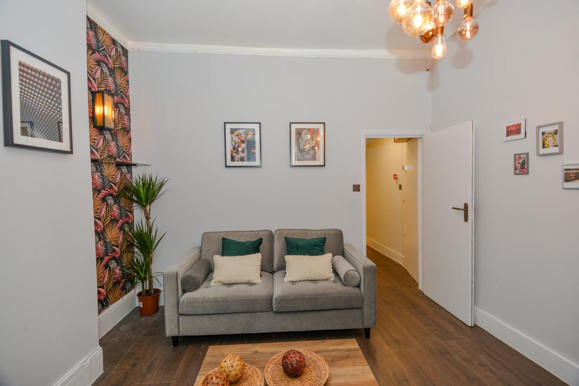 Cosy 1 Bedroom Home For Small Families 런던 외부 사진