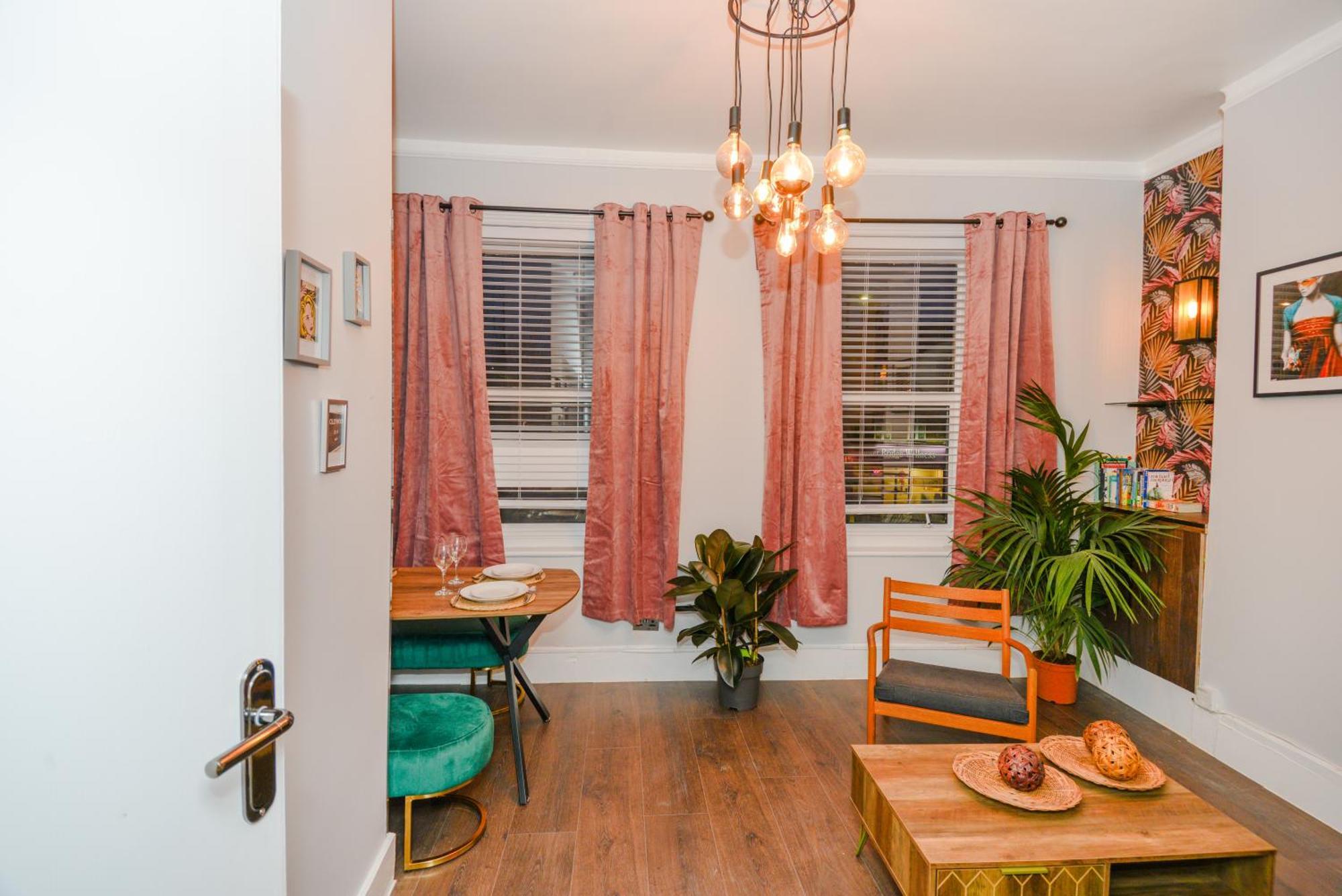 Cosy 1 Bedroom Home For Small Families 런던 외부 사진