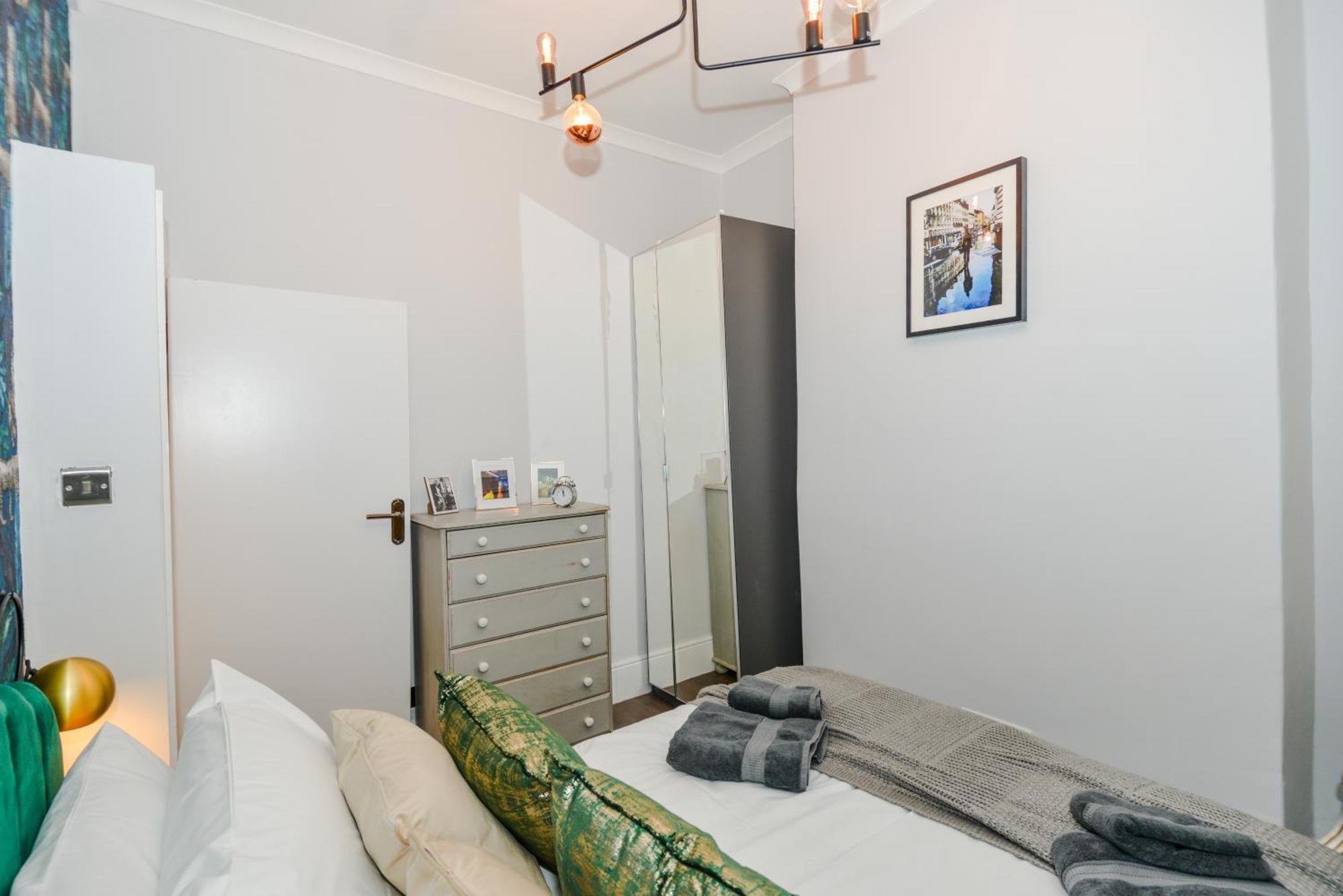 Cosy 1 Bedroom Home For Small Families 런던 외부 사진