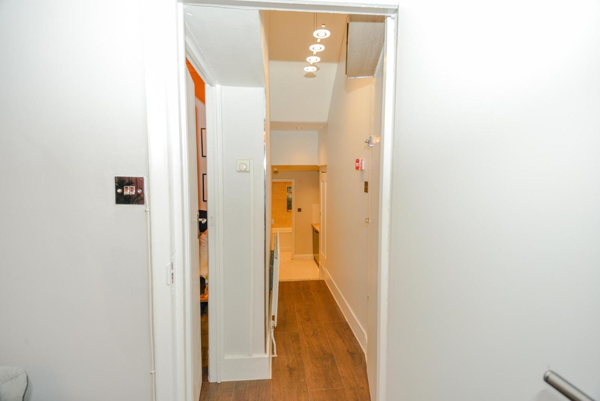Cosy 1 Bedroom Home For Small Families 런던 외부 사진