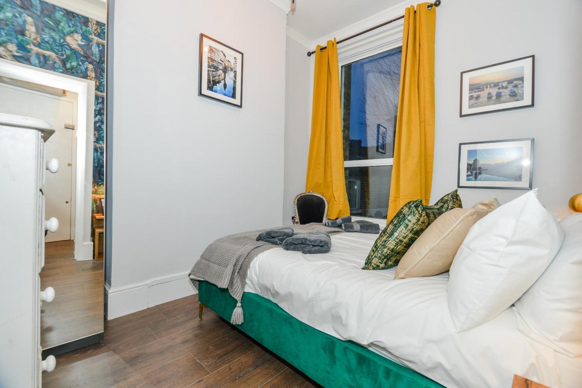 Cosy 1 Bedroom Home For Small Families 런던 외부 사진